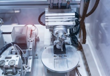 Endüstriyel üretim fabrikasında otomatik makine aracı, Akıllı fabrika endüstrisi 4.0 konsepti.