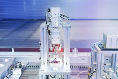 Endüstriyel üretim fabrikasında otomatik makine aracı, Akıllı fabrika endüstrisi 4.0 konsepti.