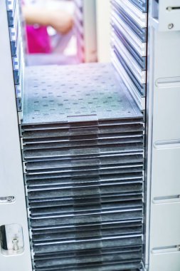 CNC makinesinin fabrikada çalışan PCB işlemesi