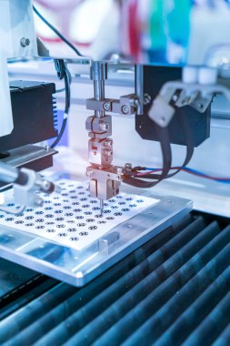 Mobil endüstriyel üretim fabrikasında otomatik robot matkap aleti