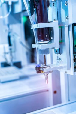 Telefon fabrikasında robot makine görme sistemi