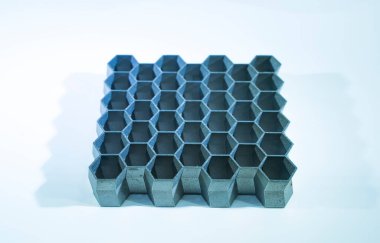 Metal 3d yazıcıya yakın çekimde yazdırılan nesne.