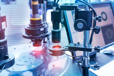 Endüstri 4.0 ve teknoloji konsepti için imalat endüstrisindeki akıllı robotlar. Zenginlik fabrikasındaki robotik görüş sensör kamera sistemi