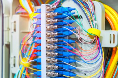 Fiber optik kablo iletişim dağıtım noktasına bağlanıyor