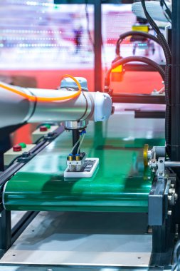 akıllı makine cep telefonu fabrikasında çalışıyor, akıllı fabrika endüstrisi 4.0 konsepti.