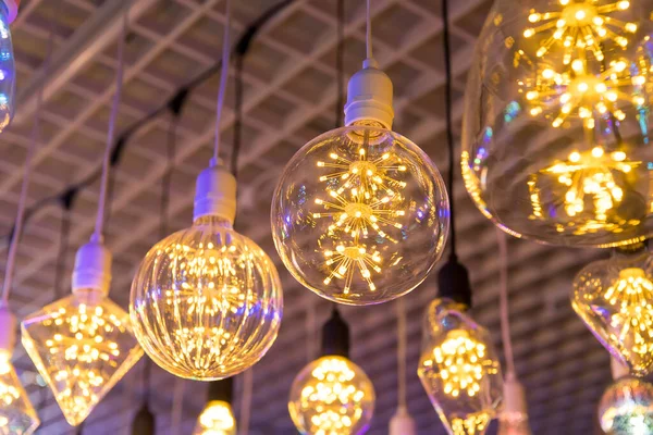 Dekorativ Edison Stil Led Glödlampa Hänga Från Taket — Stockfoto