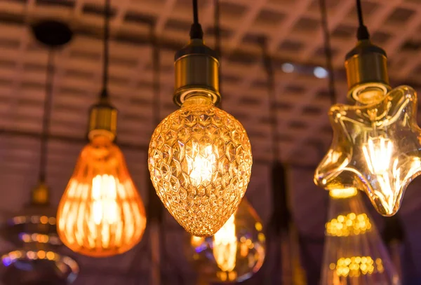 Dekorativ Edison Stil Led Glödlampa Hänga Från Taket — Stockfoto