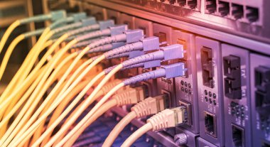 Fiber Optik kablolar ethernet portlarına bağlı optik portlara ve ağ kablolarına bağlı