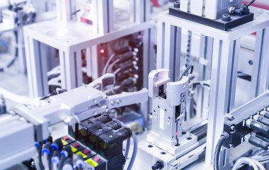 Endüstriyel üretim fabrikasında otomatik makine aracı, Akıllı fabrika endüstrisi 4.0 konsepti.