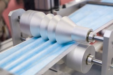Nanofiberli tıbbi maskeler üretmek için otomatik makinede dokumasız materyal. Coronavirus ve Covid-19 Koruma