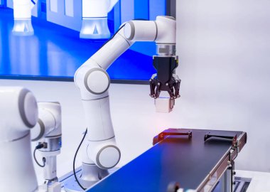 Endüstriyel üretim fabrikasında otomatik makine aracı, Akıllı fabrika endüstrisi 4.0 konsepti.