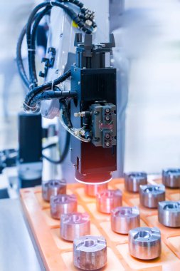 Endüstri 4.0 ve teknoloji konsepti için imalat endüstrisindeki akıllı robotlar. Zenginlik fabrikasındaki robotik görüş sensör kamera sistemi