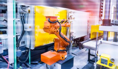 Akıllı bir döküm fabrikasında otomatik robot..