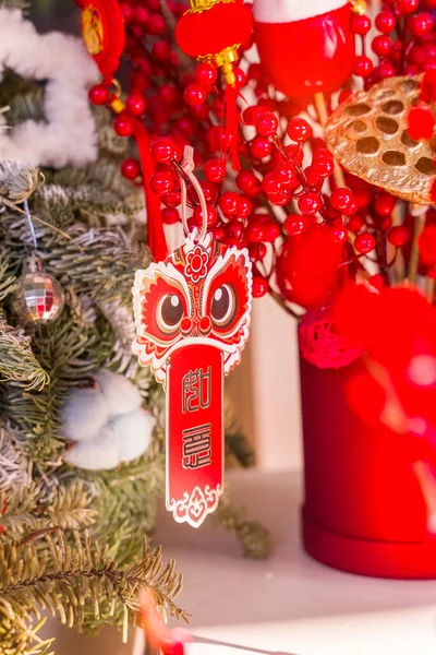 中国传统舞狮挂满新年 书法翻译 好福气 — 图库照片