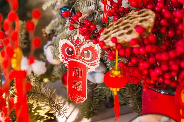 中国の伝統舞踊ライオン新年のためにぶら下げ 書道翻訳 良い祝福 — ストック写真