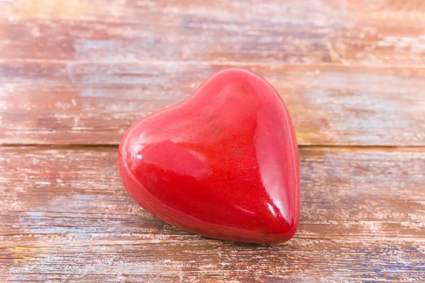 Rojo Tallado Mano Corazones Sobre Fondo Madera Pareja Relación San — Foto de Stock