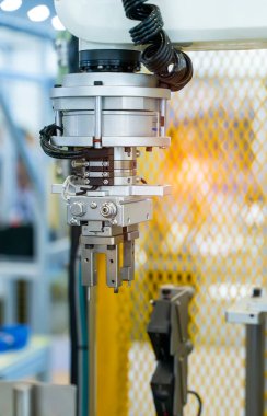 Robot kolu yapay zeka fabrikasının üretim bölümünde akıllıca çalışıyor.