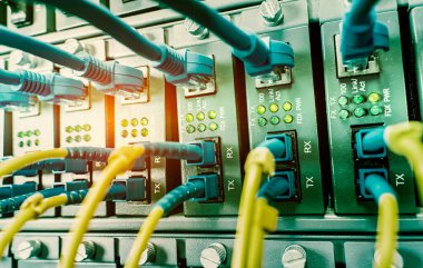 Fiber Optik kablolar optik portlara ve UTP 'ye bağlandı, ethernet portlarına bağlı ağ kabloları