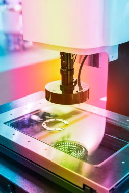 Endüstri 4.0 ve teknoloji konsepti için imalat endüstrisindeki akıllı robotlar. Zenginlik fabrikasındaki robotik görüş sensör kamera sistemi