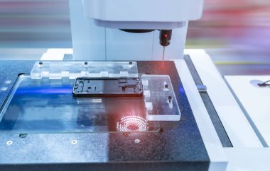 Çoklu eksen CMM makinesi alüminyum cep telefonu bölümünü ölçer .