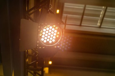 Alışveriş merkezinin çatısında LED ışığı.