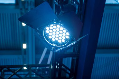 Alışveriş merkezinin çatısında LED ışığı.