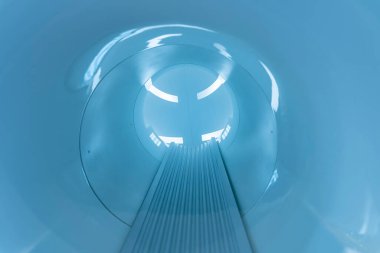 Tomografi çekiliyor. MRI tarayıcısının ayrıntıları
