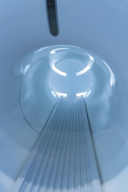 Tomografi çekiliyor. MRI tarayıcısının ayrıntıları