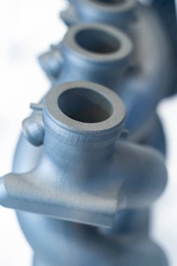 Metal 3d yazıcıya yakın çekimde yazdırılan nesne.