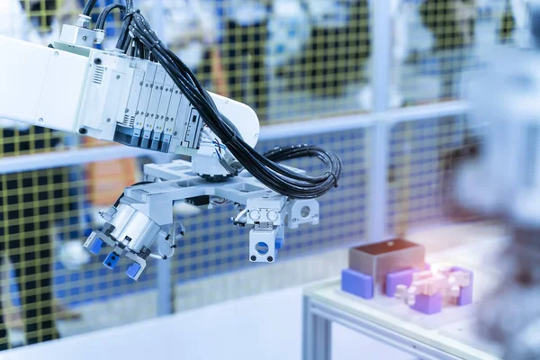 Robot Kolu Yapay Zeka Fabrikasının Üretim Bölümünde Akıllıca Çalışıyor — Stok fotoğraf