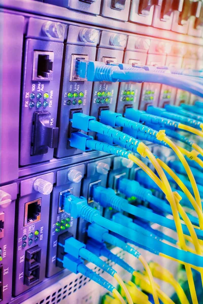 Glasfaserkabel Verbunden Mit Optischen Ports Und Utp Netzwerkkabel Verbunden Mit — Stockfoto