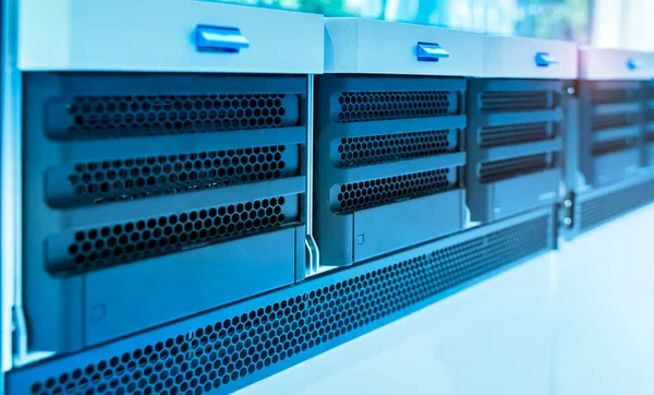 Pannello Server Moderni Nel Data Center Verticale — Foto Stock