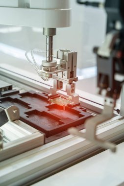 Endüstriyel üretim fabrikasında otomatik makine aracı, Akıllı fabrika endüstrisi 4.0 konsepti.