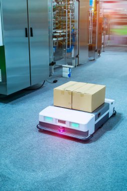Depo robotu fabrikada karton kutu montajı yapıyor.
