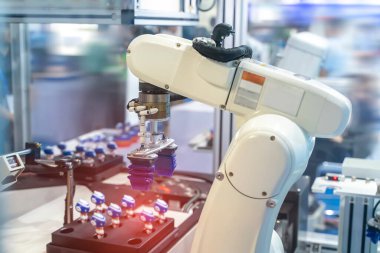 Endüstriyel üretim fabrikasında otomatik makine aracı, Akıllı fabrika endüstrisi 4.0 konsepti.