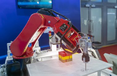 Endüstriyel üretim fabrikasında otomatik makine aracı, Akıllı fabrika endüstrisi 4.0 konsepti.