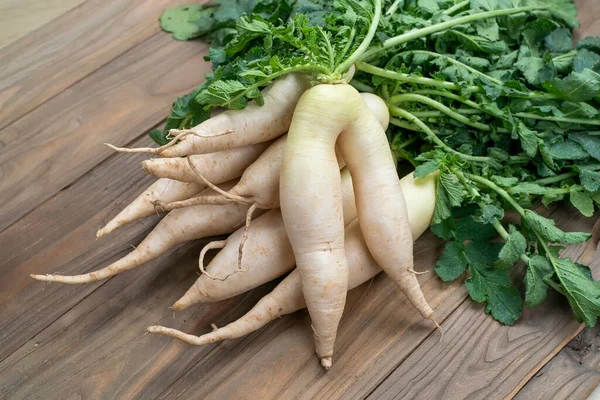 Rábano Daikon Sobre Fondo Madera — Foto de Stock