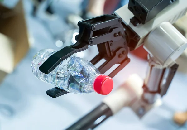 Ruka Robota Držící Láhev Vody Rozmazaném Pozadí Koncepce Umělé Inteligence — Stock fotografie