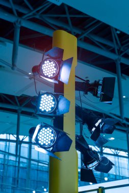 Alışveriş merkezinin çatısında LED ışığı.