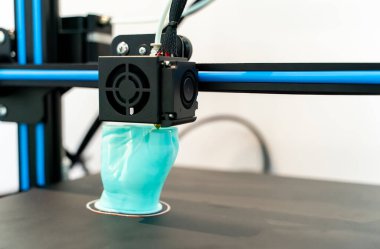 3D yazıcı veya katkı maddesi imalatı ve robot otomasyon teknolojisi.
