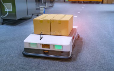 Depo robotu fabrikada karton kutu montajı yapıyor.