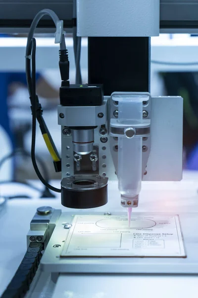 Robot Holding Glue Syringe Injection Robotic Machine Vision System — Stock Photo, Image