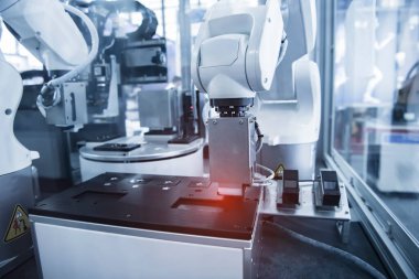 Akıllı bir fabrikada otomatik robot. Montaj satırı