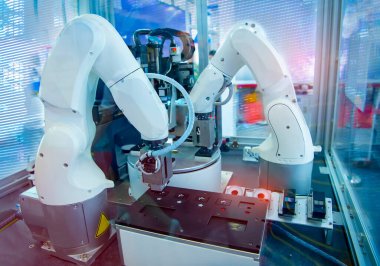 Akıllı bir fabrikada otomatik robot. Montaj satırı