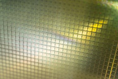 Farklı renkleri yansıtan silikon bir gofretin ayrıntıları.