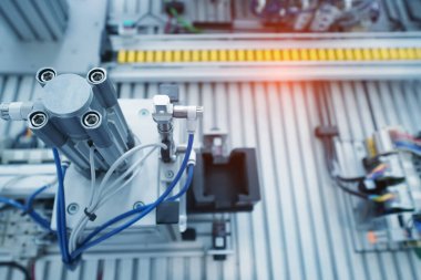 Üretim hattında yüksek performanslı otomatik üretim montaj ve teftiş süreci