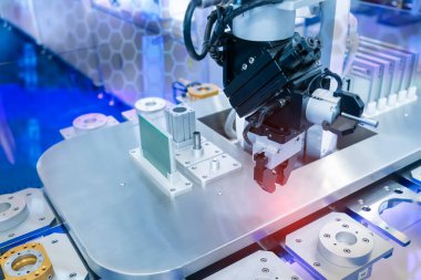 Endüstri 4.0 ve teknoloji konsepti için imalat endüstrisindeki akıllı robotlar. Zenginlik fabrikasındaki robotik görüş sensör kamera sistemi