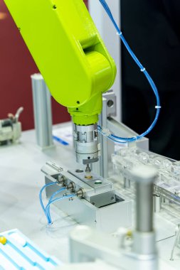 Endüstriyel üretim fabrikasında otomatik makine aracı, Akıllı fabrika endüstrisi 4.0 konsepti.