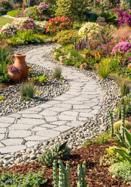 Bahçeden geçen patika