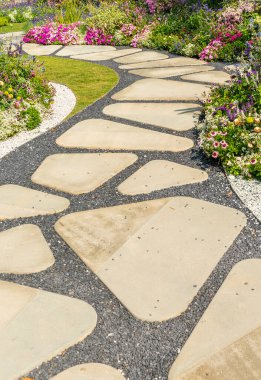 Bahçeden geçen patika